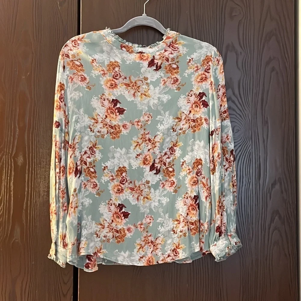 Style & Co. sage green with red/ pink flowers long sleeved blouse. Size PL - Picture 5 of 9